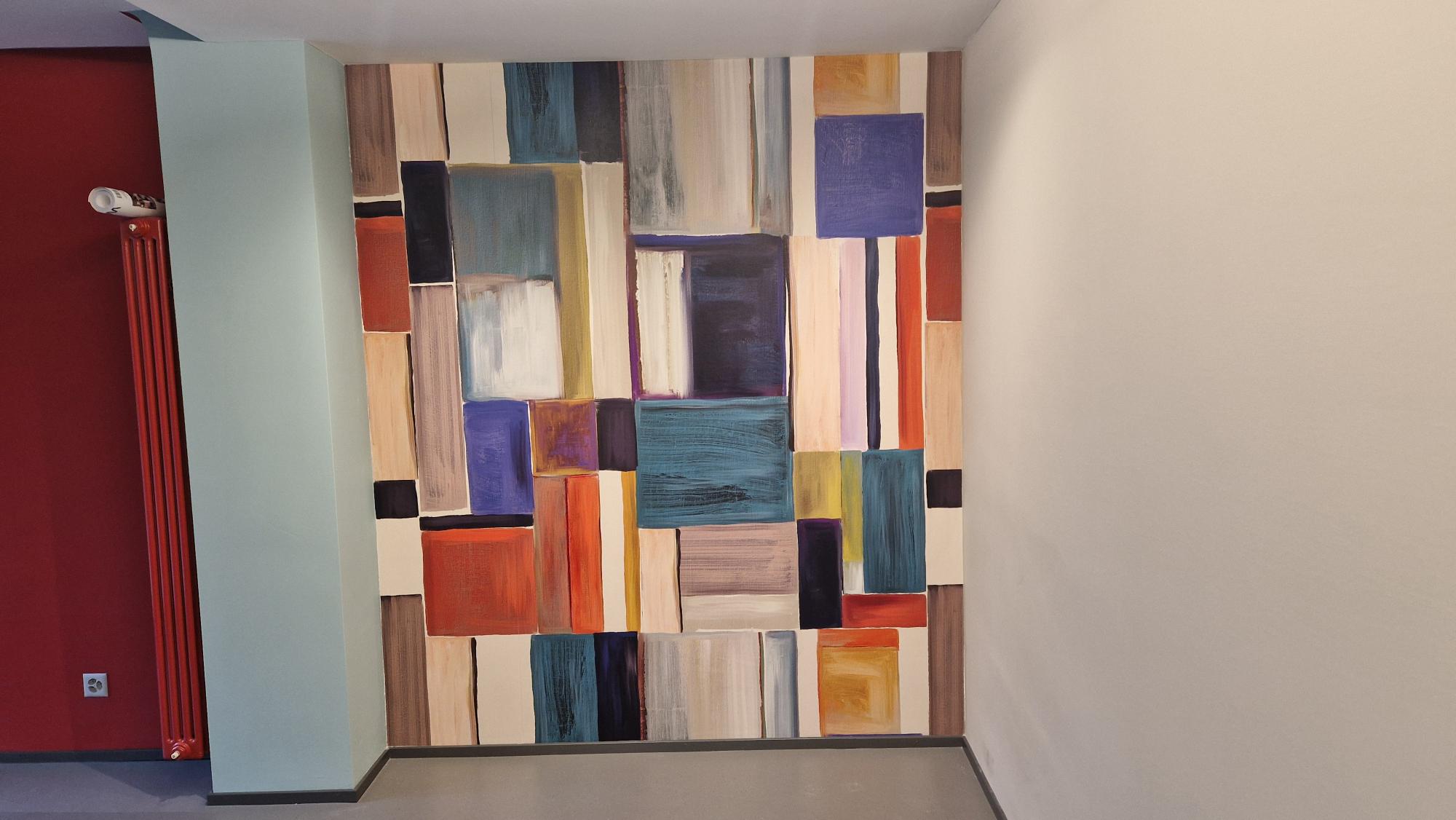 Farbig gestaltete Wand in einem frisch gemalten Raum