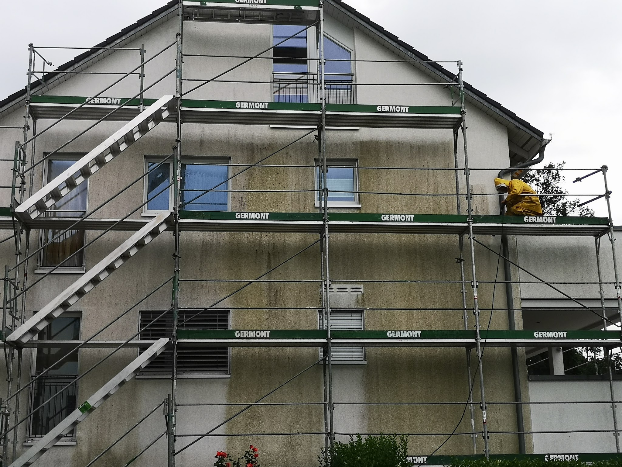 Hausfassade mit Gerüst vor dem Anstrich
