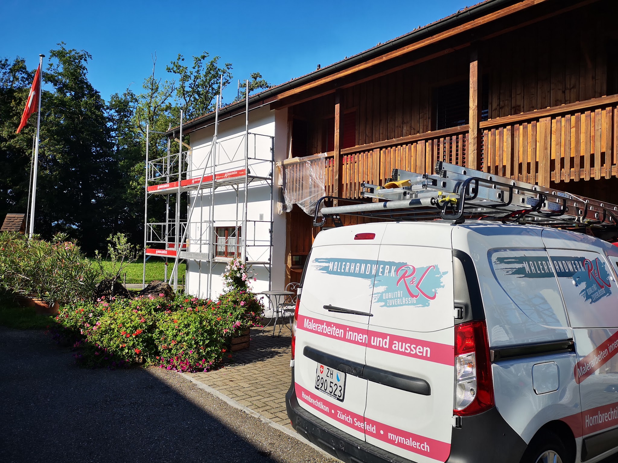 Haus mit Gerüst, davor der Lieferwagen