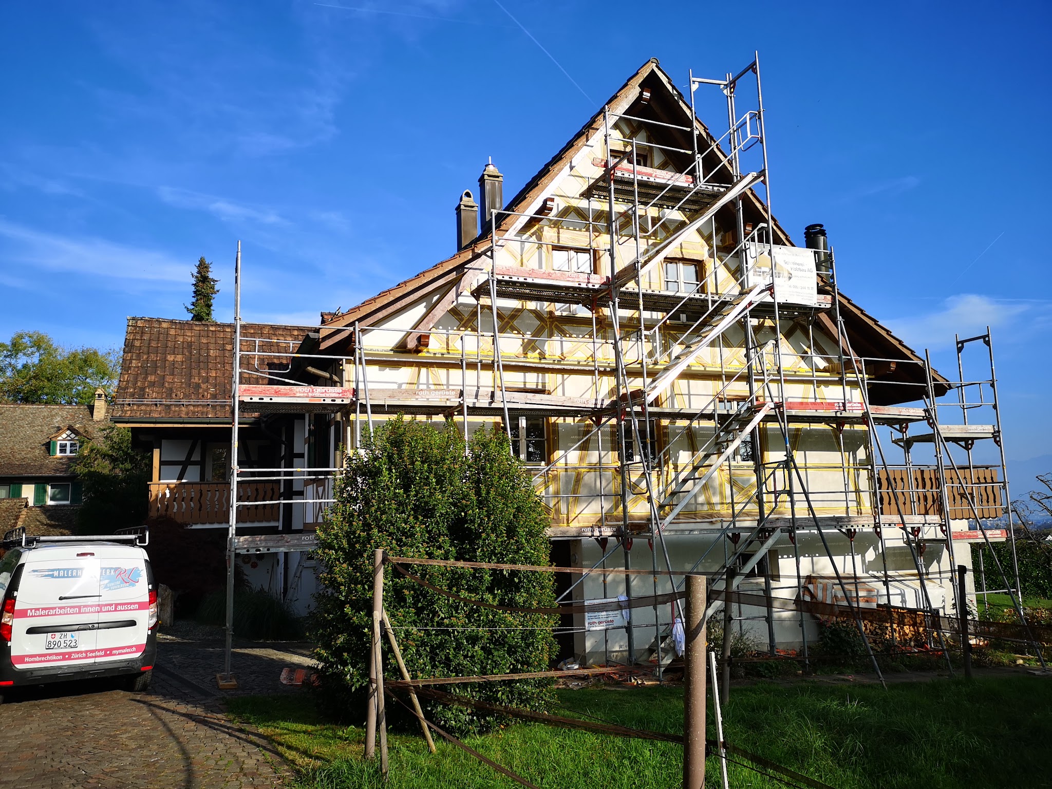 Riegelhaus mit Gerüst während der Fassadenarbeiten