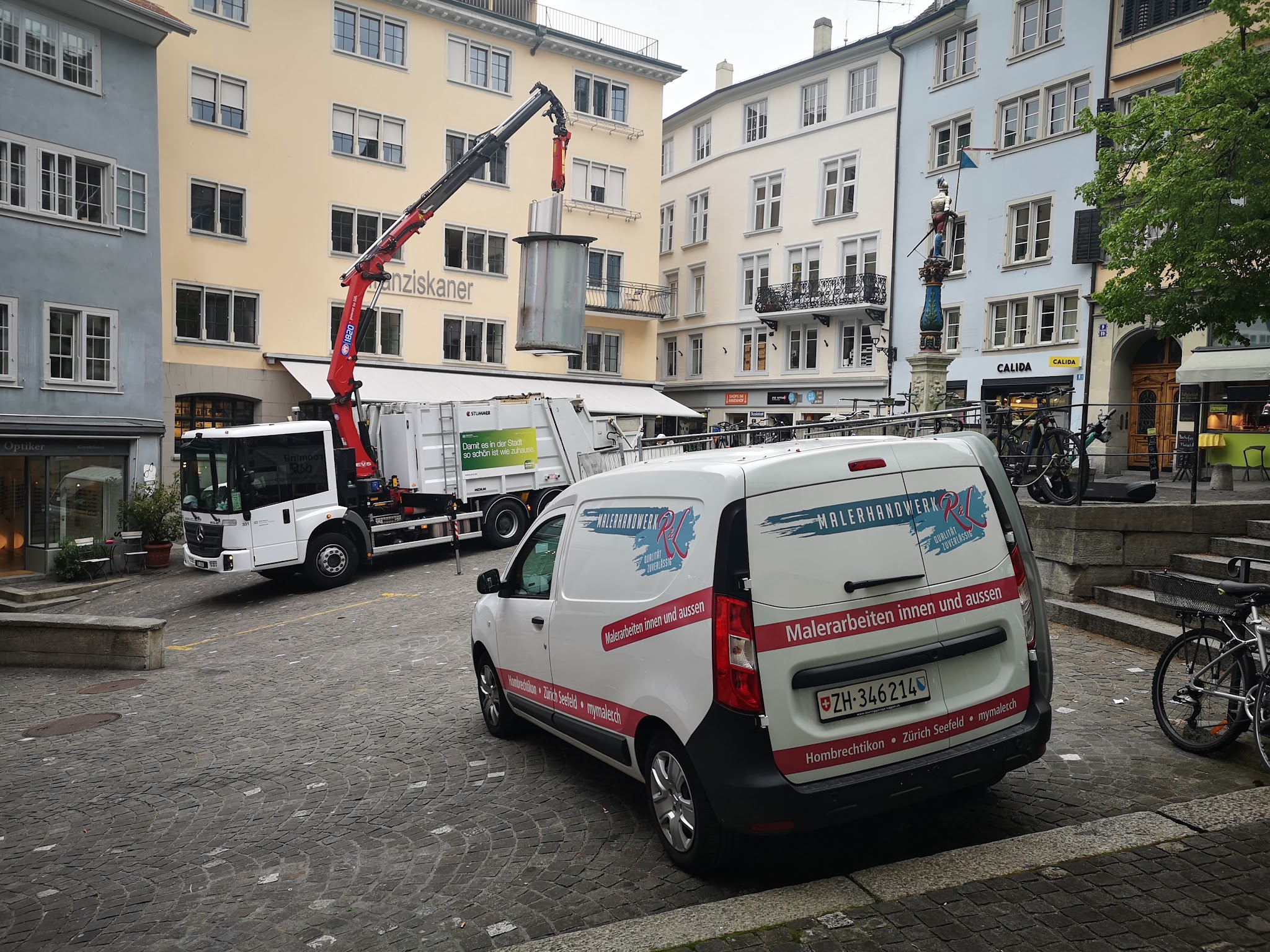 Lieferwagen von Malerhandwerk R&L in der Zürcher Altstadt